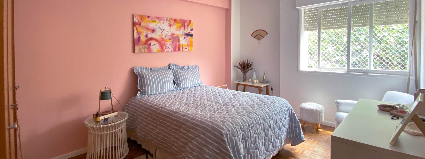 quarto rosa e branco com móveis claros