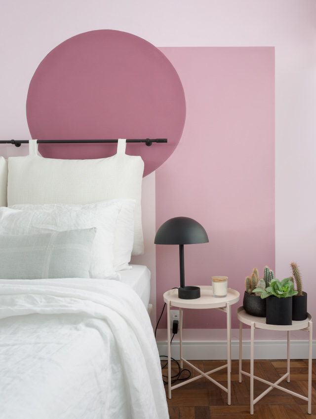 quarto rosa e branco com decoração geométrica