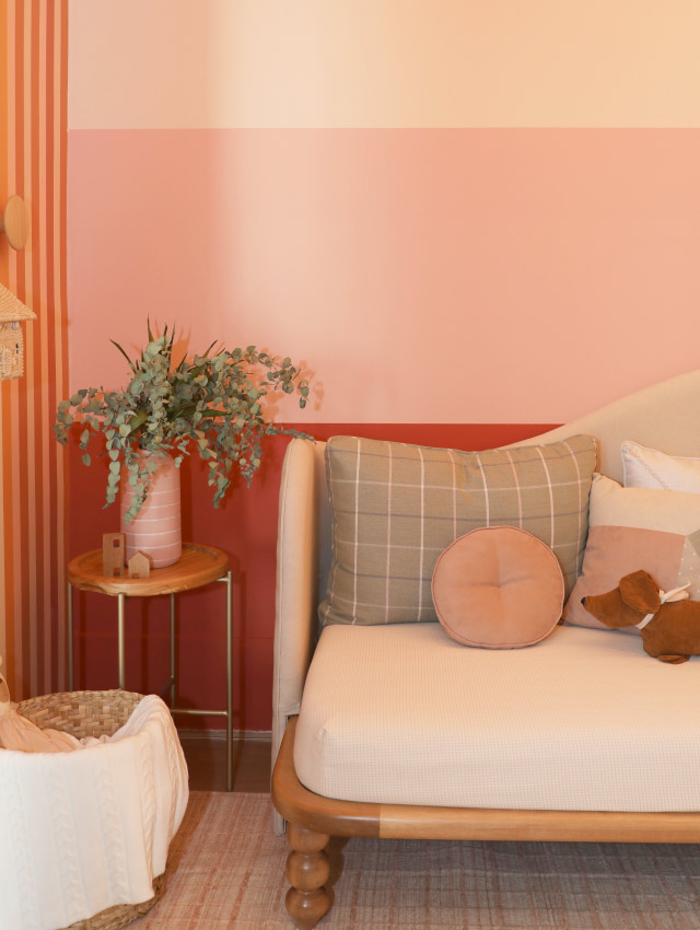 quarto rosa e branco com detalhes em vários tons de rosa