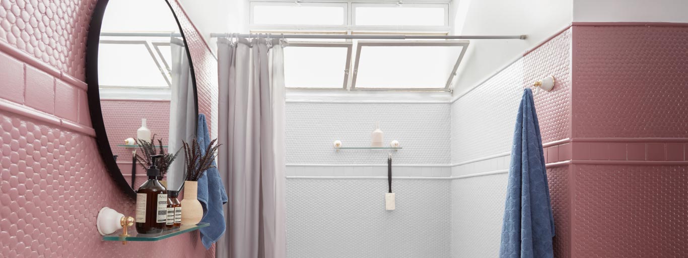 banheiro pequeno, simples e bonito com os azulejos coloridos