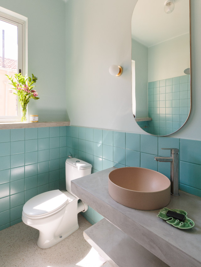 banheiro pequeno simples e bonito com azulejos pintados em azul