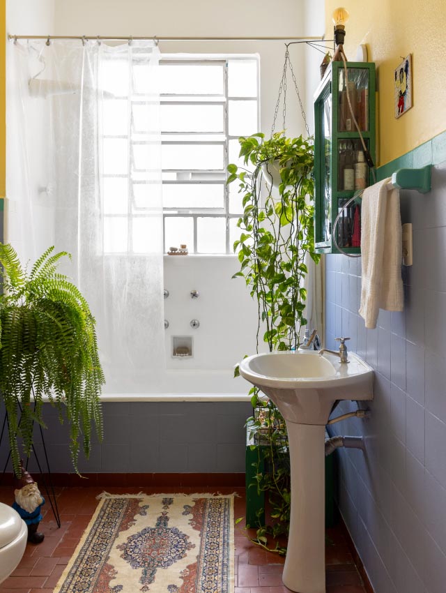 banheiro pequeno simples e bonito com azulejo colorido