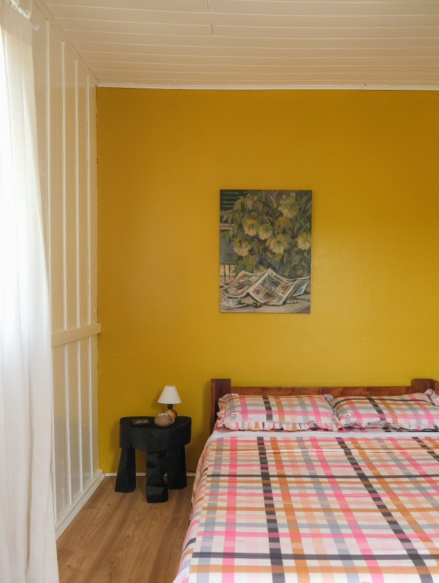 Imagem de um quarto com paredes amarelas