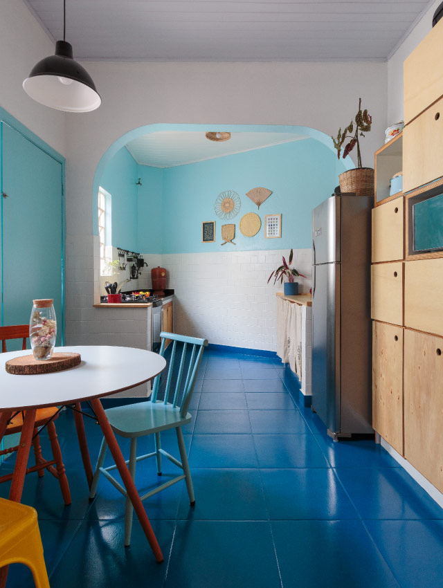 Imagem de uma cozinha com paredes e piso azuis