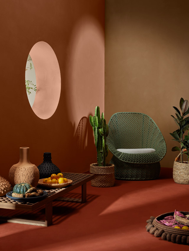 sala de estar decorada com paleta de cores marrom
