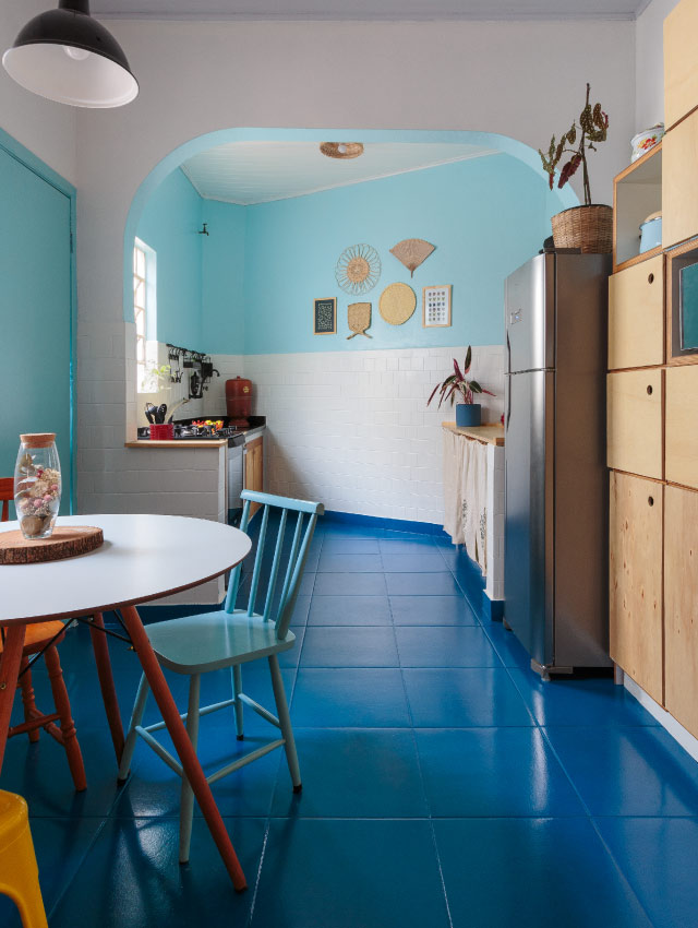Imagem de uma cozinha com tons de azul