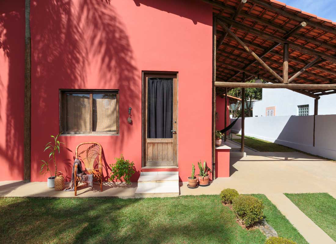 fachada de casa decorada com paleta de cores vermelho