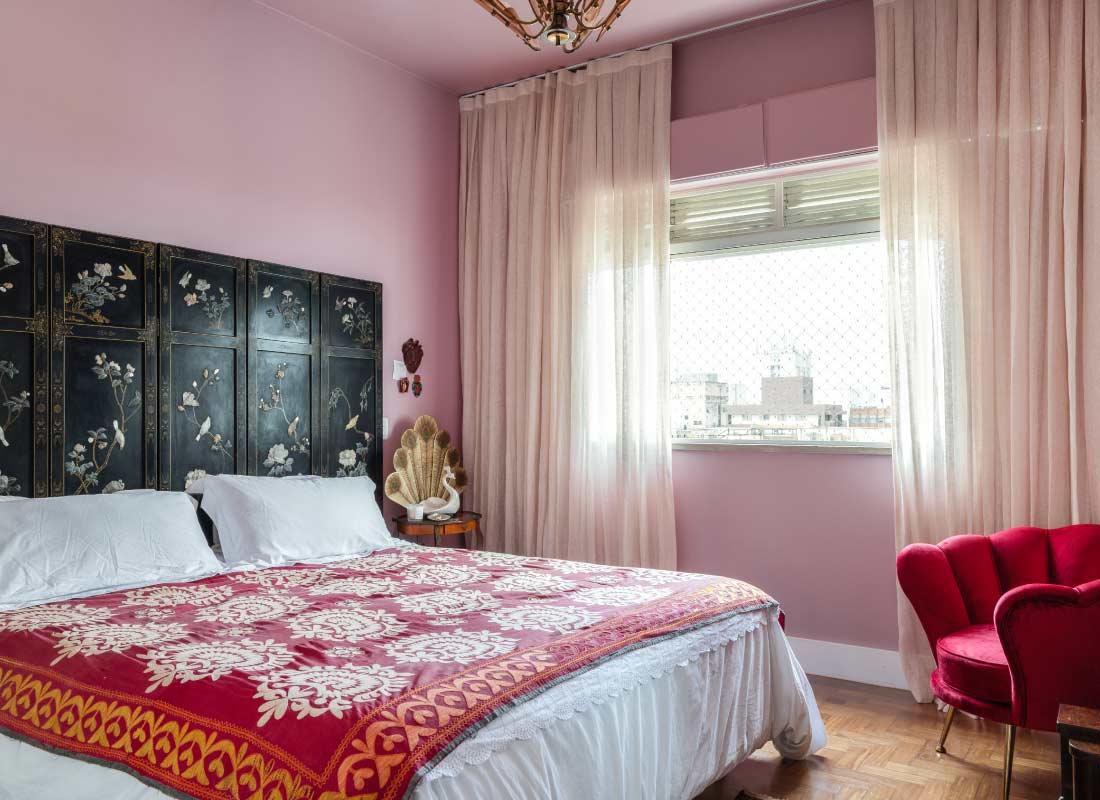Imagem de um quarto rosa