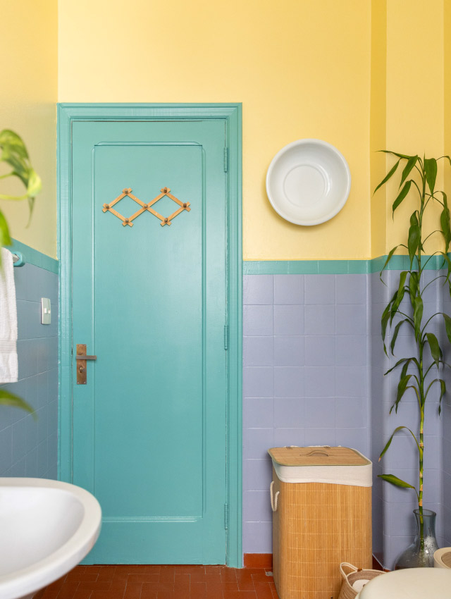 Imagem de um banheiro amarelo, roxo e verde