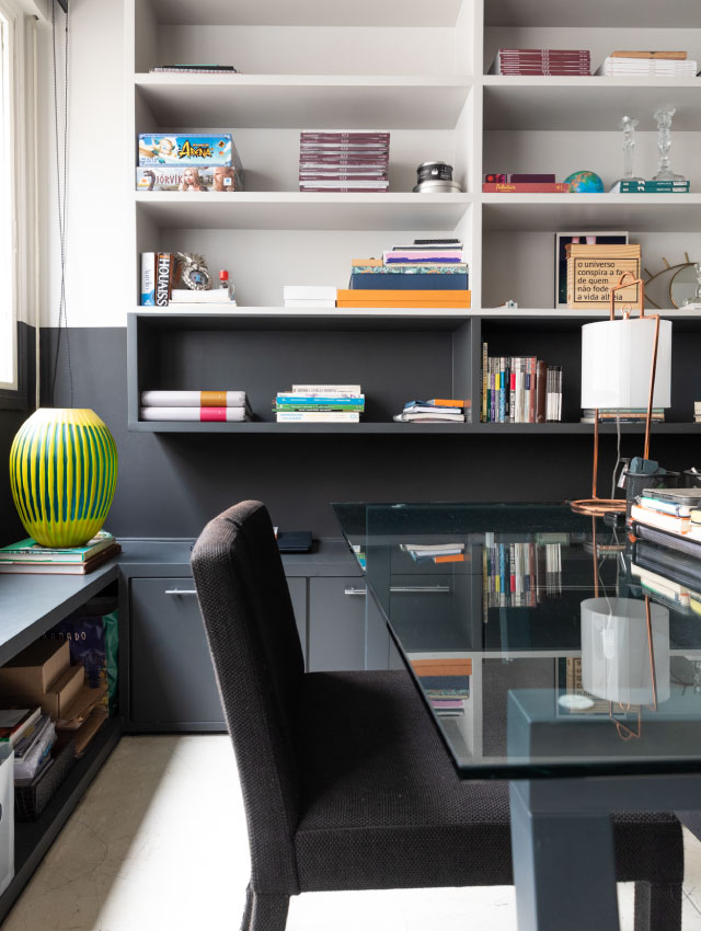 escritório decorado com paleta de cores cinza