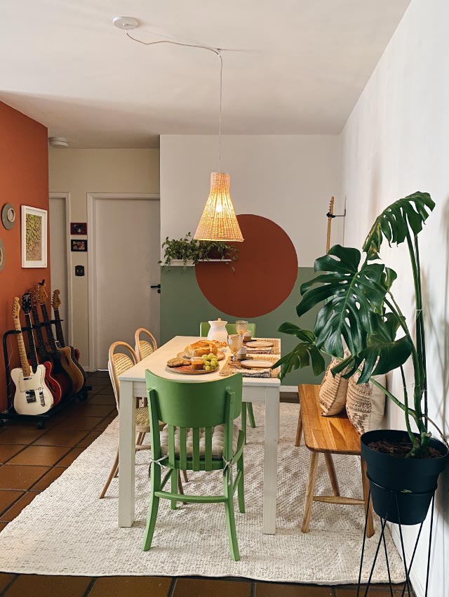 cozinha decorada com tons de verde e laranja representando cores que combinam com verde