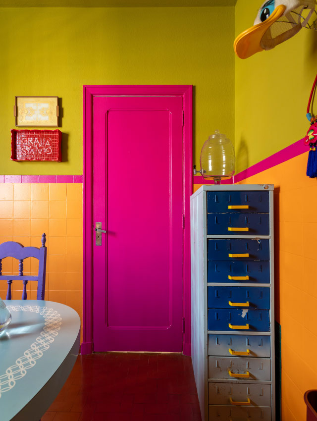 hall de entrada colorido com verde, laranja e rosa representando cores que combinam com verde