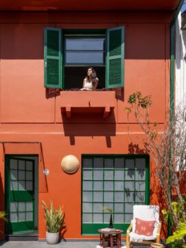 Fachada de casa laranja. 