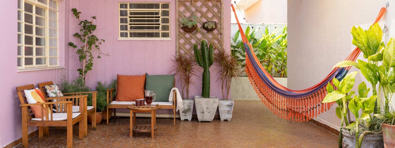 Fachada de casa lilás.