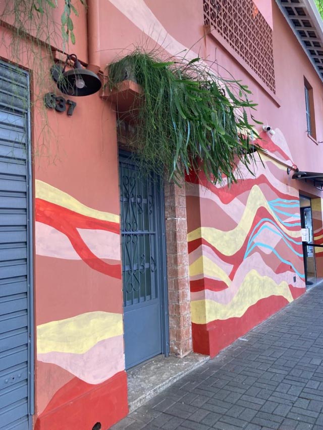 Imagem de fachada com pintura colorida