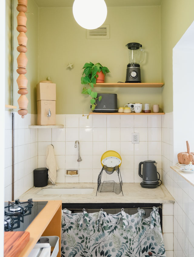 Imagem de cozinha branca e verde
