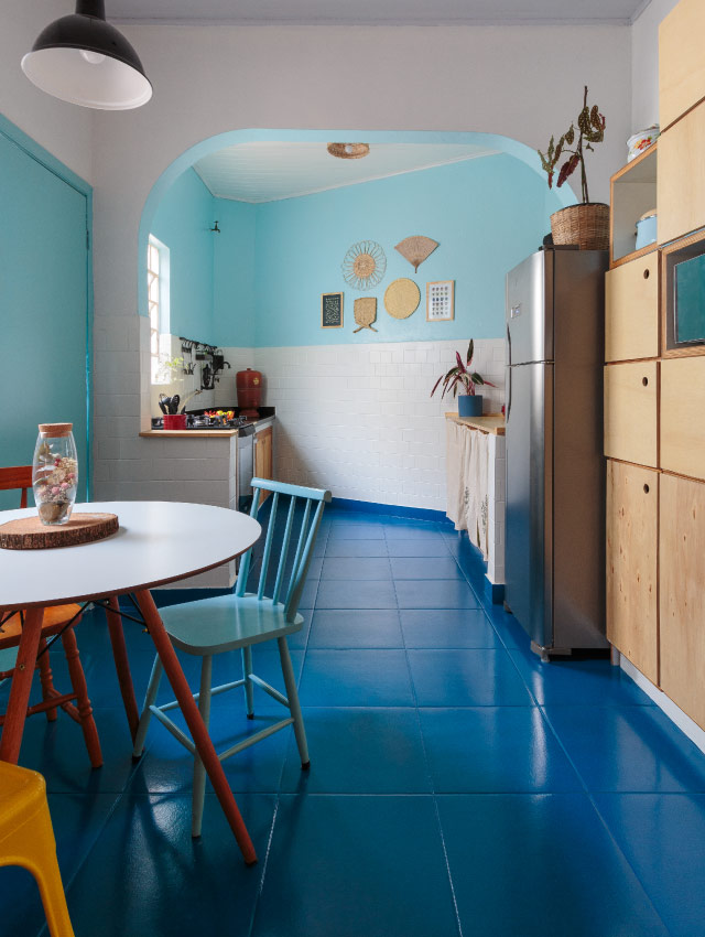 Cozinha decorada com piso azul representando como pintar geladeira