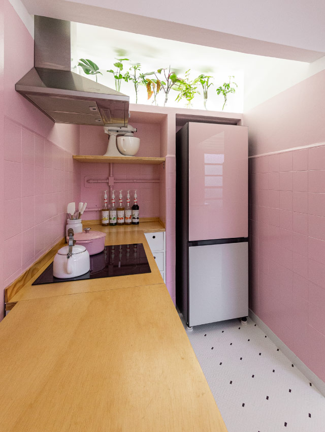 cozinha rosa decorada com geladeira rosa representando como pintar geladeira