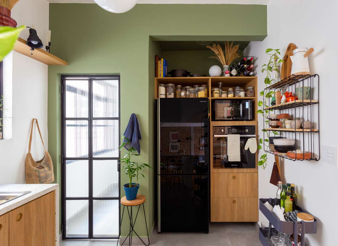 cozinha decorada com verde e preto representando como pintar geladeira