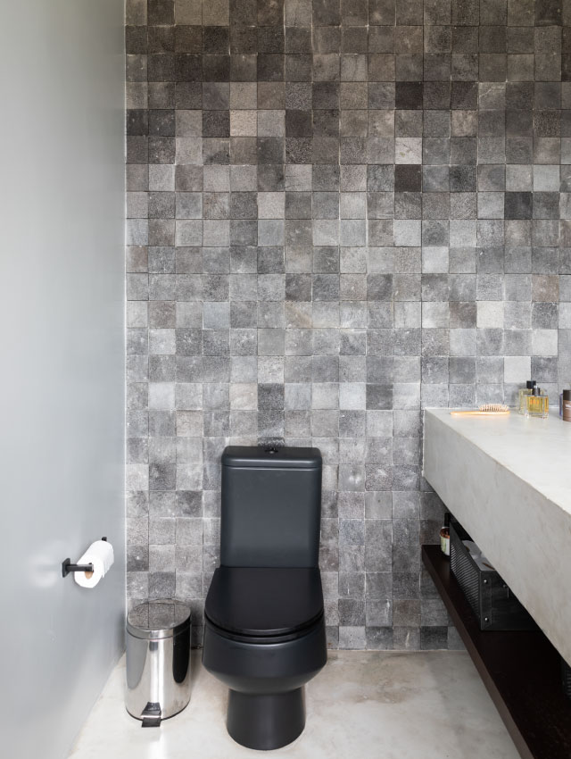 Imagem de banheiro cinza com preto