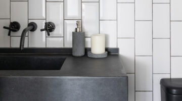 Banheiro cinza com preto: inspire-se e renove o cômodo com essas cores neutras