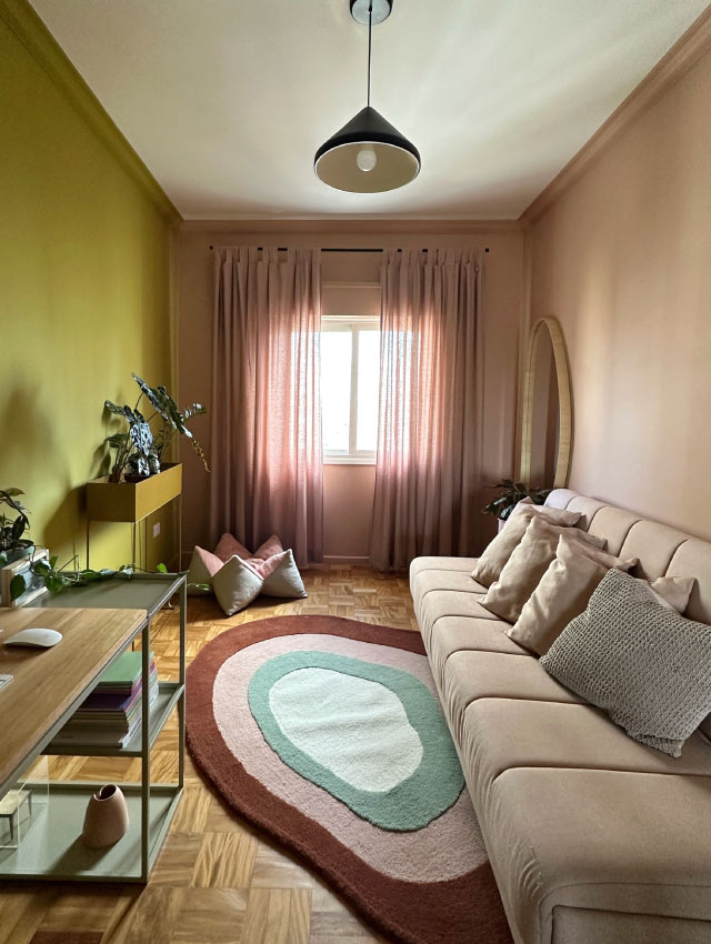 Imagem de sala com paredes verde, bege e roxa