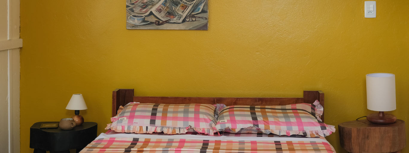 Quarto com uma das cores do verão na parede de fundo