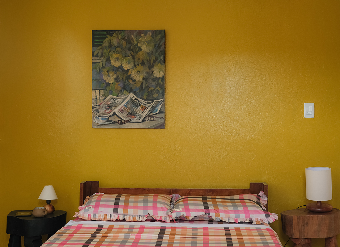 Quarto com parede de fundo amarelo