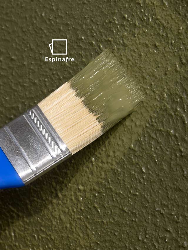 Imagem de pincel pintando parede de verde